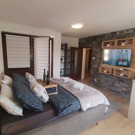 Apartman Anamaria Ґоспич Екстер'єр фото